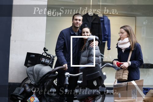 Amsterdam 15 oktober 2022
Dave Roelvink aan het wandelen op de pc Hooftstraat samen met zijn moeder Lucienne Kenter
