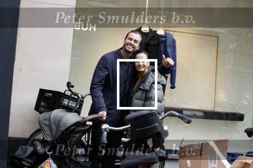 Amsterdam 15 oktober 2022
Dave Roelvink aan het wandelen op de pc Hooftstraat samen met zijn moeder Lucienne Kenter