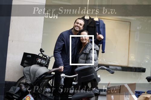 Amsterdam 15 oktober 2022
Dave Roelvink aan het wandelen op de pc Hooftstraat samen met zijn moeder Lucienne Kenter