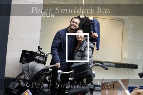 Amsterdam 15 oktober 2022
Dave Roelvink aan het wandelen op de pc Hooftstraat samen met zijn moeder Lucienne Kenter