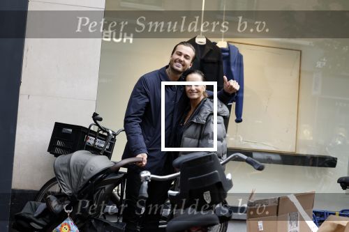 Amsterdam 15 oktober 2022
Dave Roelvink aan het wandelen op de pc Hooftstraat samen met zijn moeder Lucienne Kenter