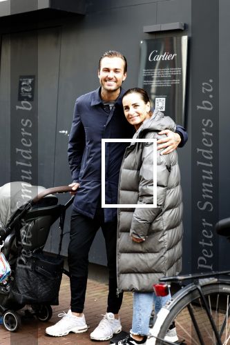 Amsterdam 15 oktober 2022
Dave Roelvink aan het wandelen op de pc Hooftstraat samen met zijn moeder Lucienne Kenter