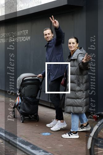 Amsterdam 15 oktober 2022
Dave Roelvink aan het wandelen op de pc Hooftstraat samen met zijn moeder Lucienne Kenter
