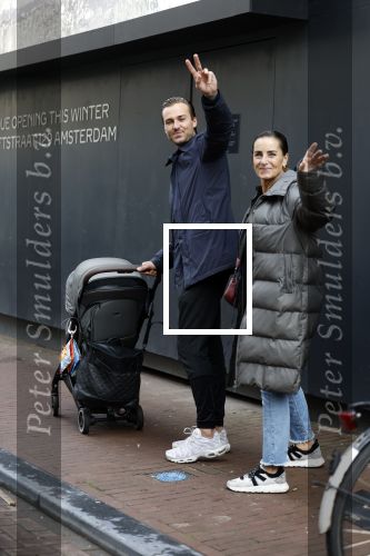 Amsterdam 15 oktober 2022
Dave Roelvink aan het wandelen op de pc Hooftstraat samen met zijn moeder Lucienne Kenter