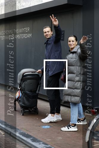 Amsterdam 15 oktober 2022
Dave Roelvink aan het wandelen op de pc Hooftstraat samen met zijn moeder Lucienne Kenter