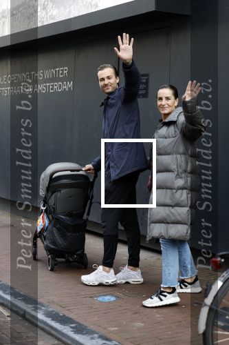 Amsterdam 15 oktober 2022
Dave Roelvink aan het wandelen op de pc Hooftstraat samen met zijn moeder Lucienne Kenter