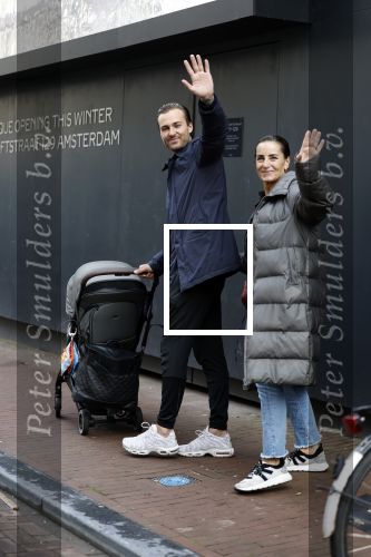 Amsterdam 15 oktober 2022
Dave Roelvink aan het wandelen op de pc Hooftstraat samen met zijn moeder Lucienne Kenter