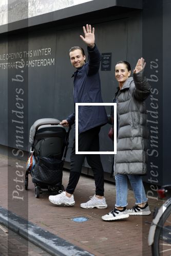 Amsterdam 15 oktober 2022
Dave Roelvink aan het wandelen op de pc Hooftstraat samen met zijn moeder Lucienne Kenter
