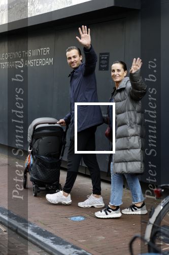 Amsterdam 15 oktober 2022
Dave Roelvink aan het wandelen op de pc Hooftstraat samen met zijn moeder Lucienne Kenter