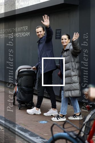Amsterdam 15 oktober 2022
Dave Roelvink aan het wandelen op de pc Hooftstraat samen met zijn moeder Lucienne Kenter