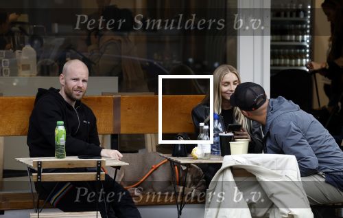 Amsterdam 29 oktober 2022
Davy Klaassen met zijn hond op terras.