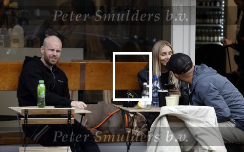 Amsterdam 29 oktober 2022
Davy Klaassen met zijn hond op terras.
