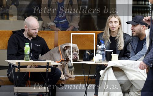 Amsterdam 29 oktober 2022
Davy Klaassen met zijn hond op terras.