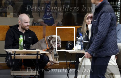 Amsterdam 29 oktober 2022
Davy Klaassen met zijn hond op terras.