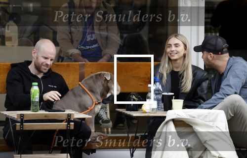 Amsterdam 29 oktober 2022
Davy Klaassen met zijn hond op terras.