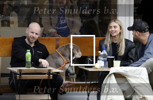 Amsterdam 29 oktober 2022
Davy Klaassen met zijn hond op terras.
