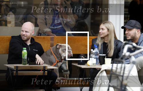 Amsterdam 29 oktober 2022
Davy Klaassen met zijn hond op terras.