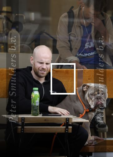Amsterdam 29 oktober 2022
Davy Klaassen met zijn hond op terras.