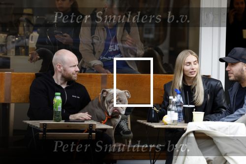 Amsterdam 29 oktober 2022
Davy Klaassen met zijn hond op terras.