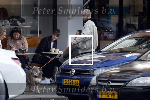 Amsterdam 29 oktober 2022
Davy Klaassen met zijn hond op terras.