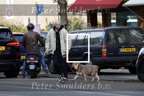 Amsterdam 29 oktober 2022
Davy Klaassen met zijn hond op terras.
