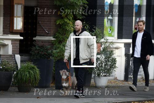 Amsterdam 29 oktober 2022
Davy Klaassen met zijn hond op terras.