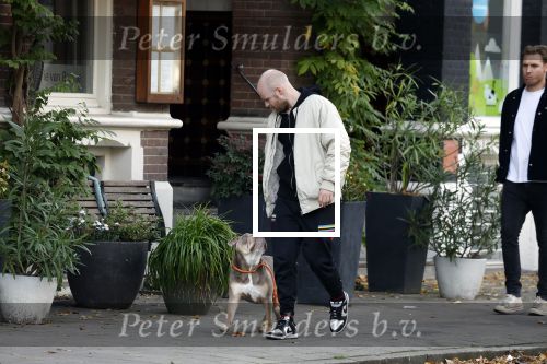 Amsterdam 29 oktober 2022
Davy Klaassen met zijn hond op terras.