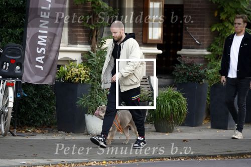 Amsterdam 29 oktober 2022
Davy Klaassen met zijn hond op terras.