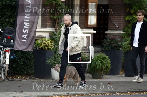 Amsterdam 29 oktober 2022
Davy Klaassen met zijn hond op terras.
