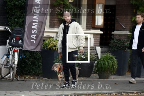 Amsterdam 29 oktober 2022
Davy Klaassen met zijn hond op terras.