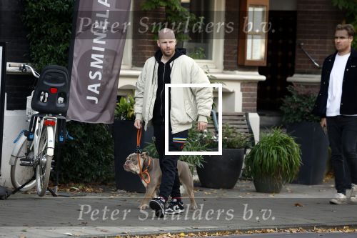 Amsterdam 29 oktober 2022
Davy Klaassen met zijn hond op terras.