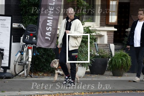 Amsterdam 29 oktober 2022
Davy Klaassen met zijn hond op terras.