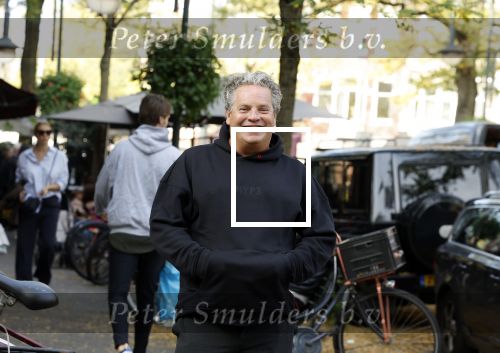 Amsterdam 31 oktober 2022
Dirk Zeelenberg met een kennis in Amsterdam zuid.