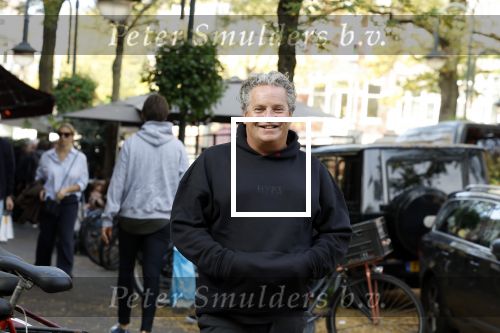 Amsterdam 31 oktober 2022
Dirk Zeelenberg met een kennis in Amsterdam zuid.