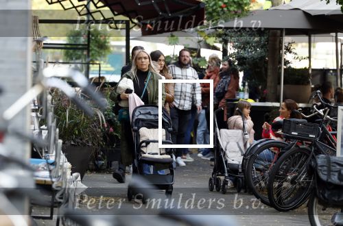 Amsterdam 31 oktober 2022
Frank Masmeijer met zijn  dochters Charlotte en Michelle met kleindochter op de cornelis schuytstraat.