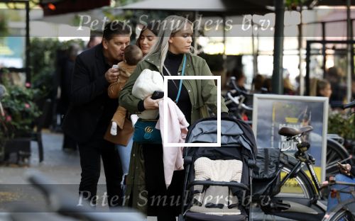 Amsterdam 31 oktober 2022
Frank Masmeijer met zijn  dochters Charlotte en Michelle met kleindochter op de cornelis schuytstraat.
