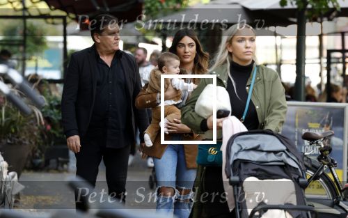 Amsterdam 31 oktober 2022
Frank Masmeijer met zijn  dochters Charlotte en Michelle met kleindochter op de cornelis schuytstraat.