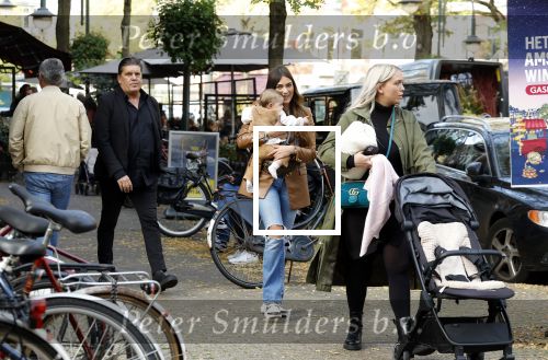 Amsterdam 31 oktober 2022
Frank Masmeijer met zijn  dochters Charlotte en Michelle met kleindochter op de cornelis schuytstraat.