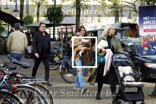 Amsterdam 31 oktober 2022
Frank Masmeijer met zijn  dochters Charlotte en Michelle met kleindochter op de cornelis schuytstraat.