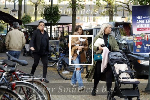 Amsterdam 31 oktober 2022
Frank Masmeijer met zijn  dochters Charlotte en Michelle met kleindochter op de cornelis schuytstraat.