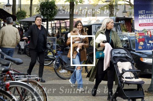 Amsterdam 31 oktober 2022
Frank Masmeijer met zijn  dochters Charlotte en Michelle met kleindochter op de cornelis schuytstraat.