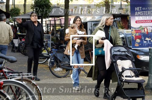 Amsterdam 31 oktober 2022
Frank Masmeijer met zijn  dochters Charlotte en Michelle met kleindochter op de cornelis schuytstraat.