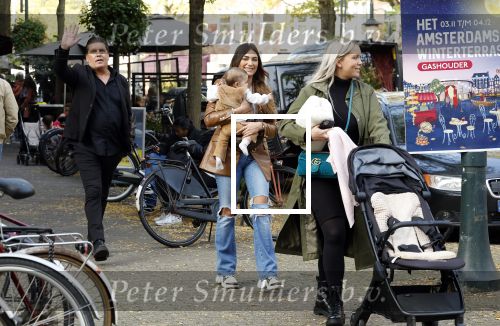 Amsterdam 31 oktober 2022
Frank Masmeijer met zijn  dochters Charlotte en Michelle met kleindochter op de cornelis schuytstraat.