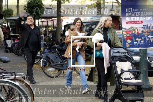 Amsterdam 31 oktober 2022
Frank Masmeijer met zijn  dochters Charlotte en Michelle met kleindochter op de cornelis schuytstraat.