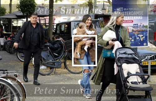 Amsterdam 31 oktober 2022
Frank Masmeijer met zijn  dochters Charlotte en Michelle met kleindochter op de cornelis schuytstraat.