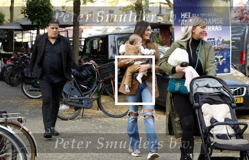 Amsterdam 31 oktober 2022
Frank Masmeijer met zijn  dochters Charlotte en Michelle met kleindochter op de cornelis schuytstraat.