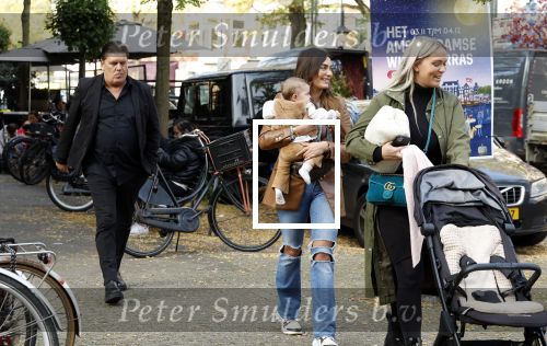 Amsterdam 31 oktober 2022
Frank Masmeijer met zijn  dochters Charlotte en Michelle met kleindochter op de cornelis schuytstraat.