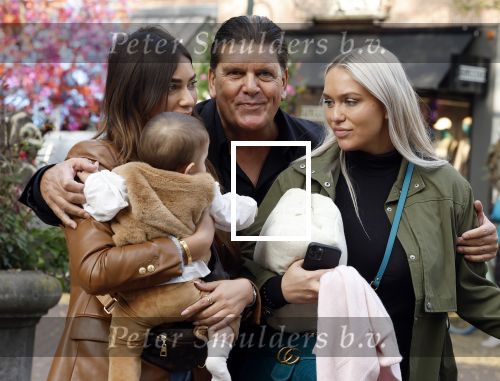 Amsterdam 31 oktober 2022
Frank Masmeijer met zijn  dochters Charlotte en Michelle met kleindochter op de cornelis schuytstraat.