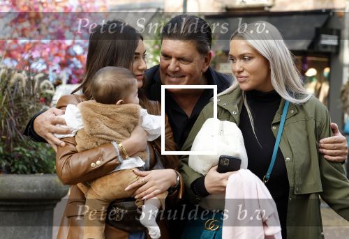 Amsterdam 31 oktober 2022
Frank Masmeijer met zijn  dochters Charlotte en Michelle met kleindochter op de cornelis schuytstraat.