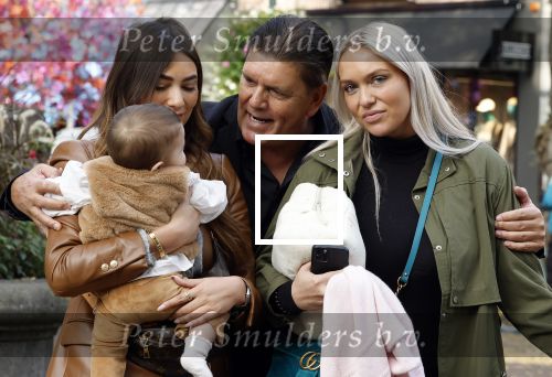 Amsterdam 31 oktober 2022
Frank Masmeijer met zijn  dochters Charlotte en Michelle met kleindochter op de cornelis schuytstraat.